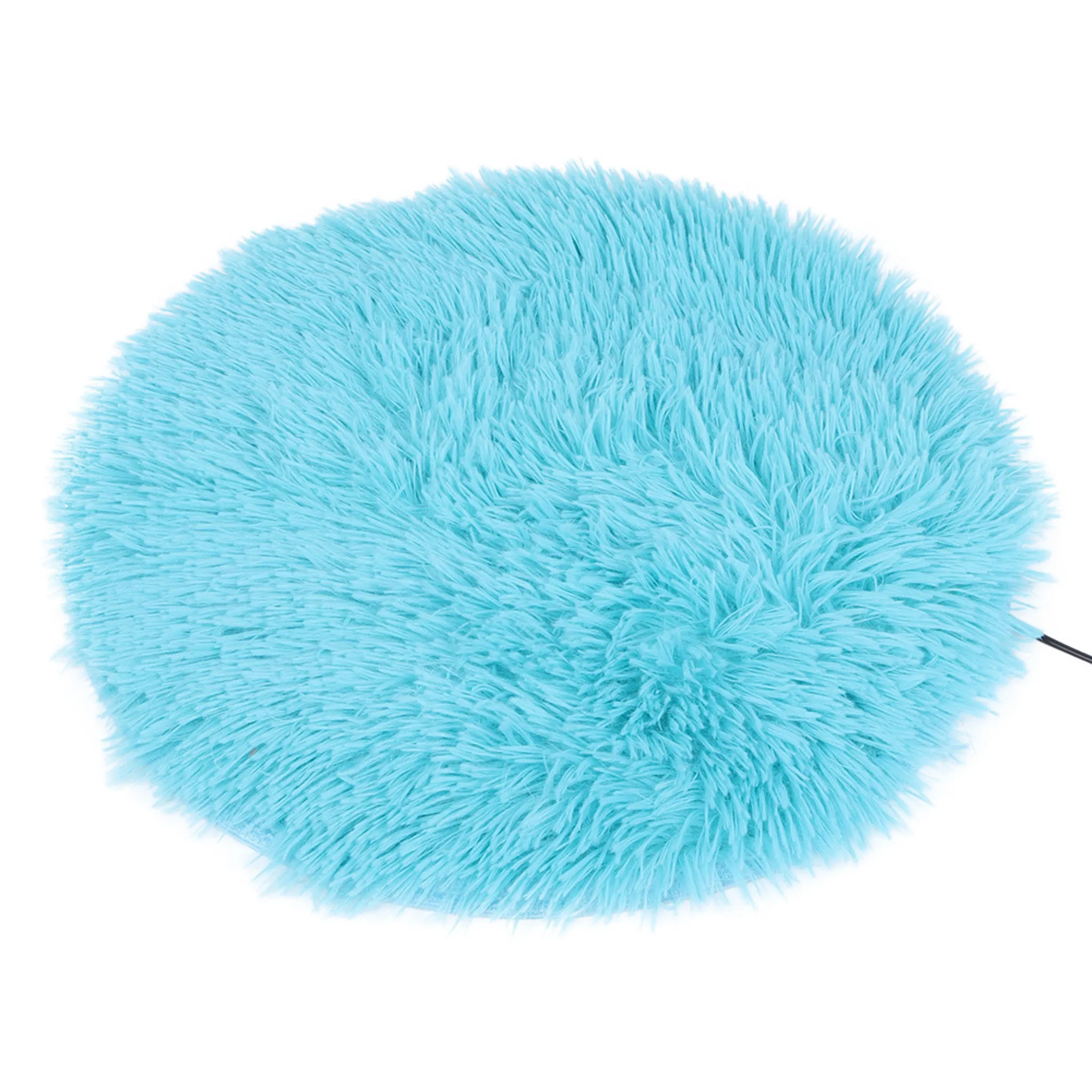 Ein flauschiger, runder, hellblauer Teppich mit langen Fasern.