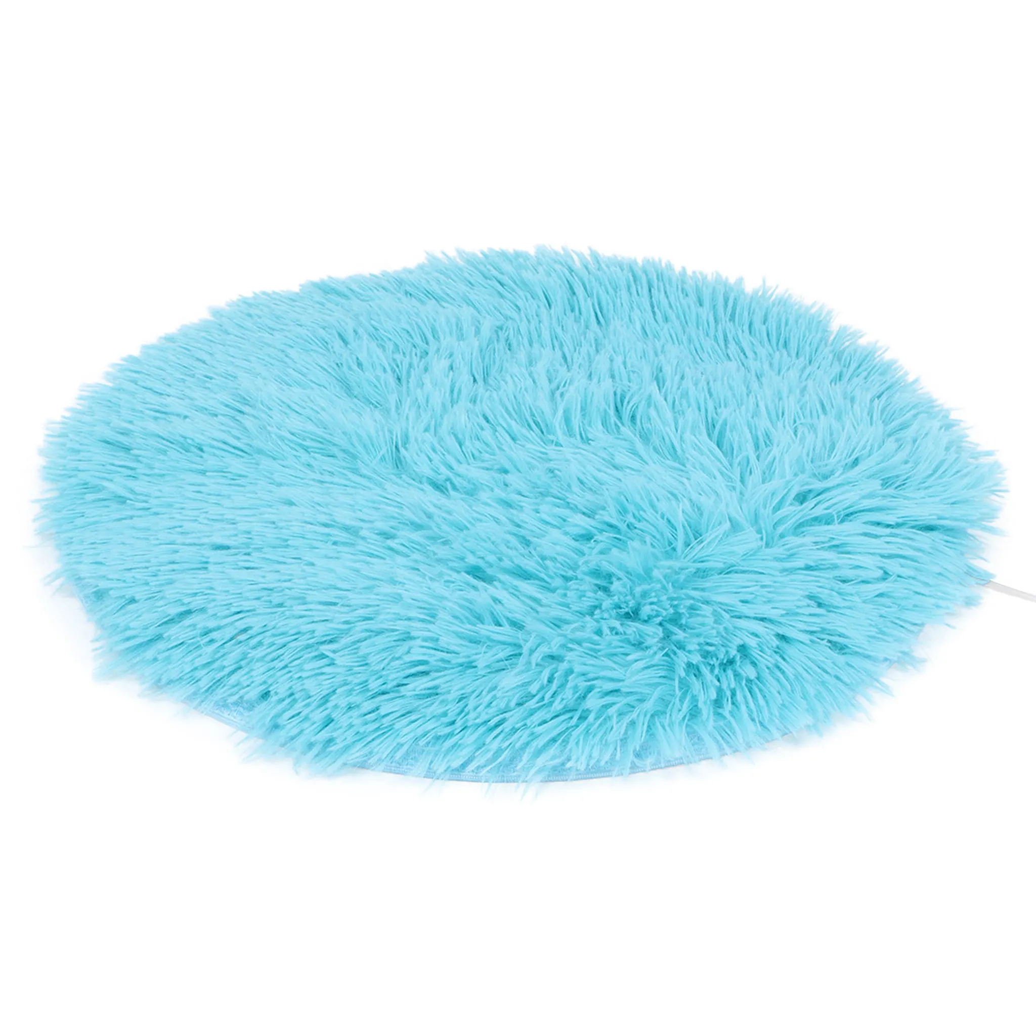 Ein runder, flauschiger, hellblauer Teppich auf weißem Hintergrund.