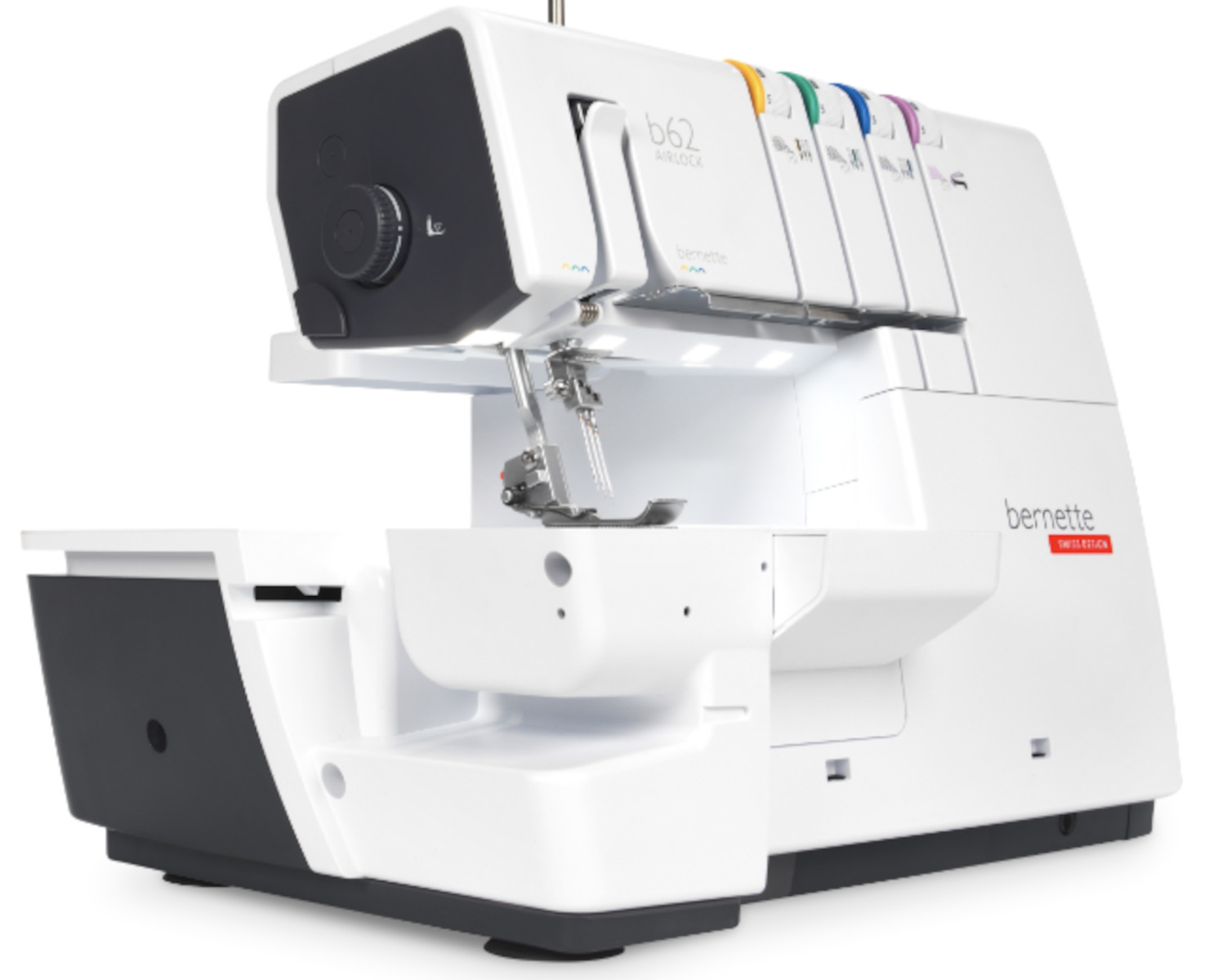 Una máquina de coser overlock Bernette b62 blanca con acentos oscuros reposa sobre superficie blanca.