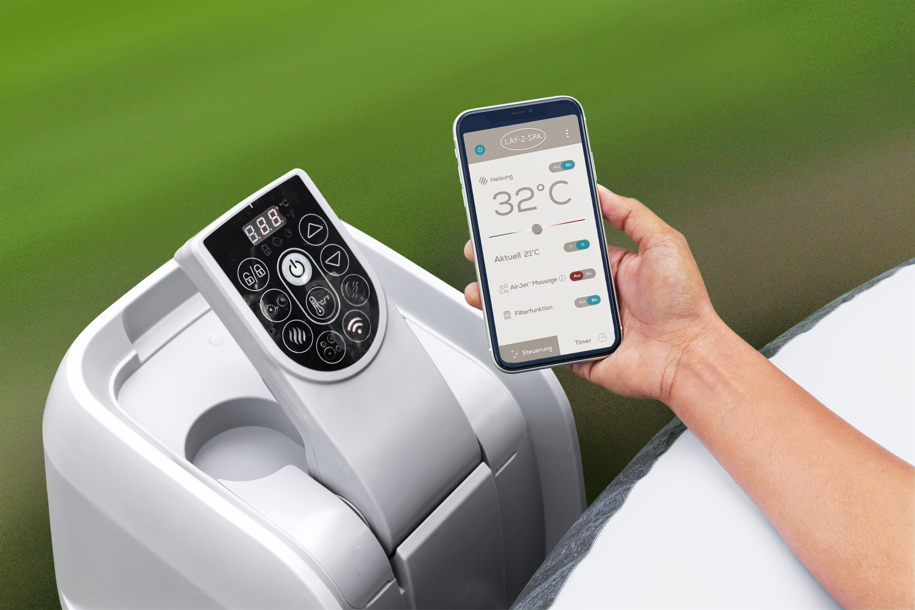 Eine Hand hält ein Smartphone, das eine Whirlpool-App anzeigt. Daneben befindet sich die Steuereinheit.