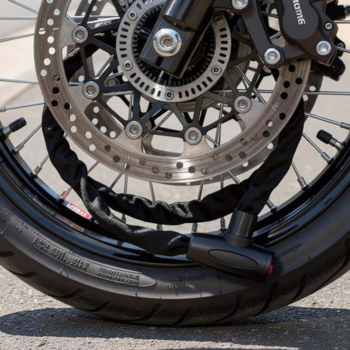 Motorradbremsscheibe mit schwarzer Kette gesichert.
