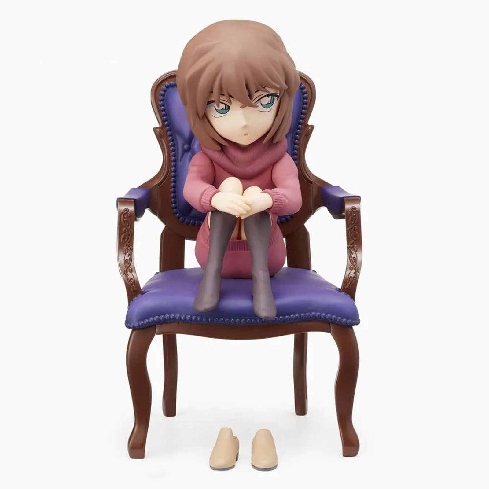 Eine Figur sitzt auf einem violetten Stuhl, mit Schuhen daneben.