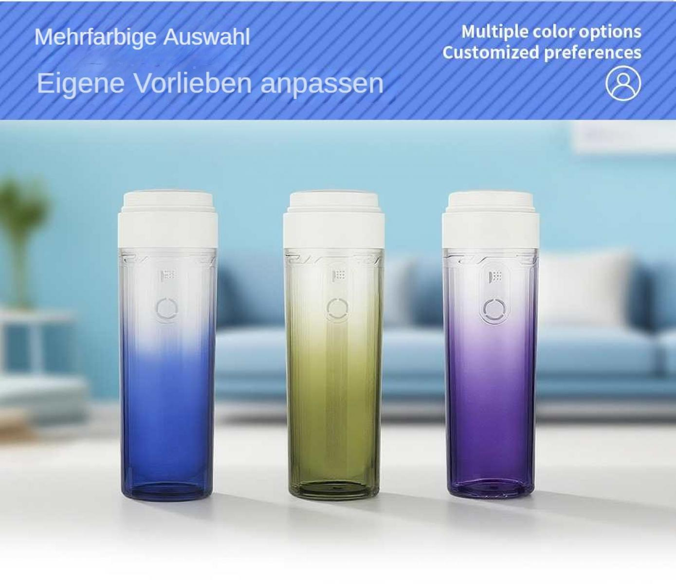 Drei bunte Wasserflaschen mit weißem Deckel auf einem Tisch.