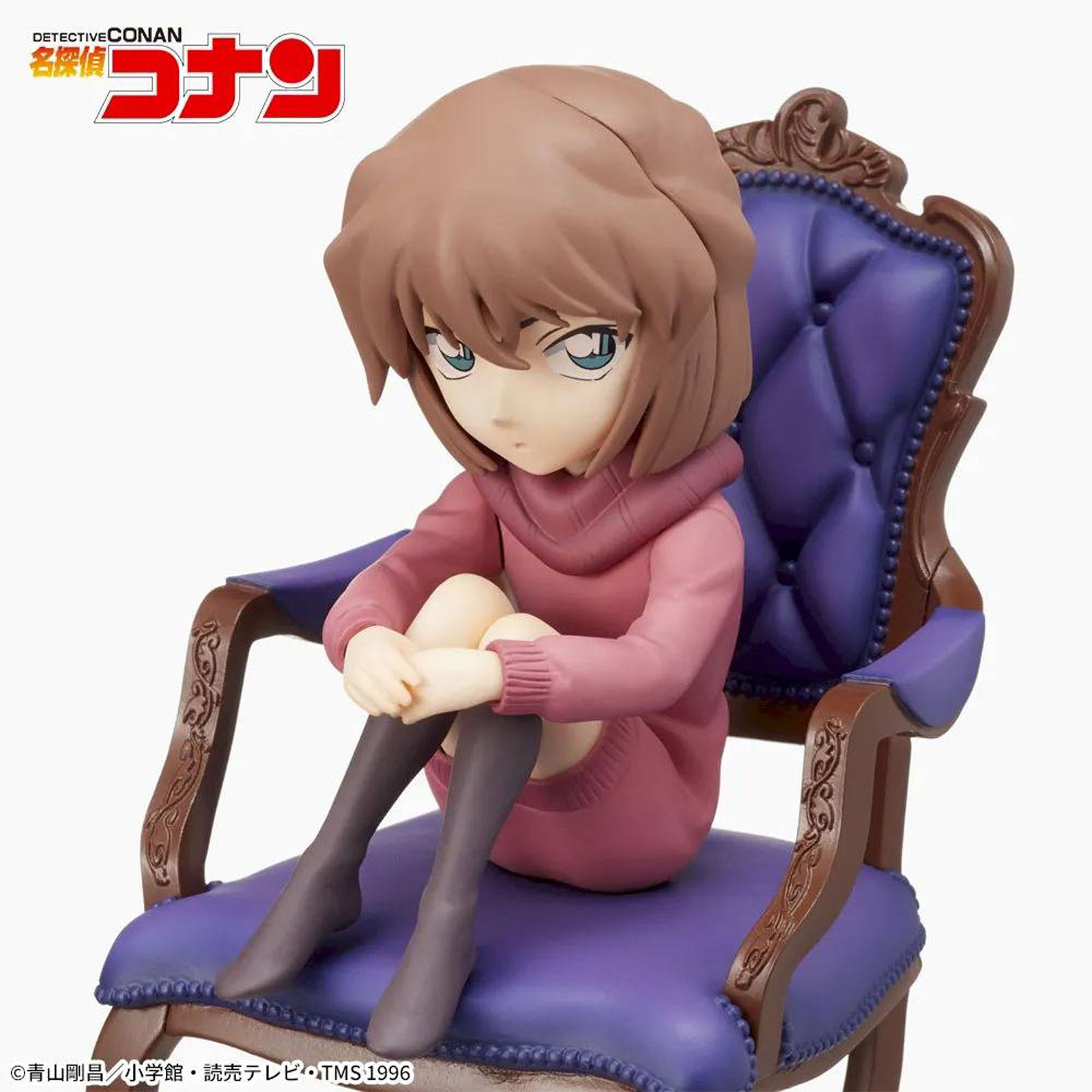 Ein Anime-Mädchen in einem rosa Pullover sitzt auf einem lila Sessel.
