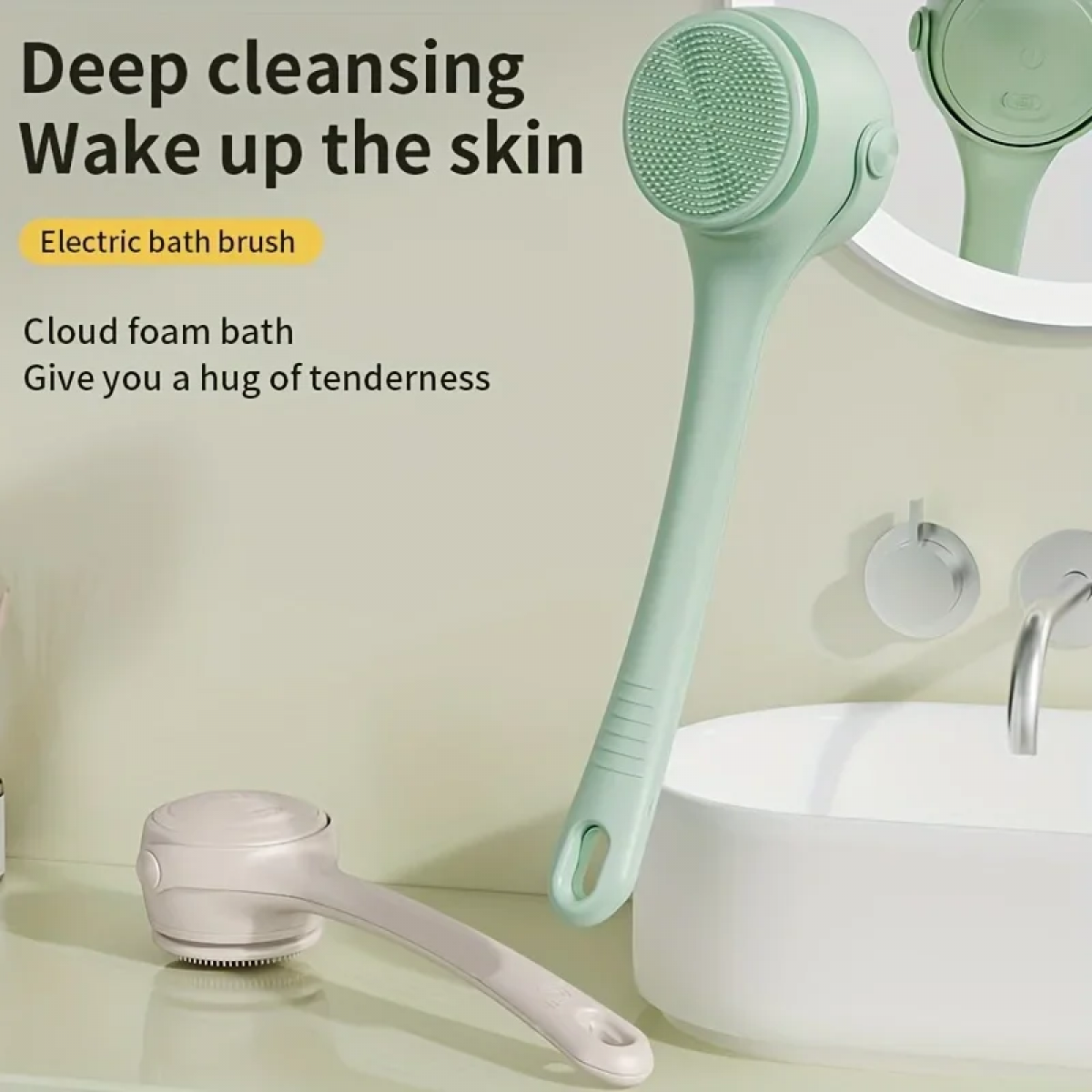 Zwei elektrische Bürsten für die Körperreinigung, eine hellgrüne und eine cremefarbene.