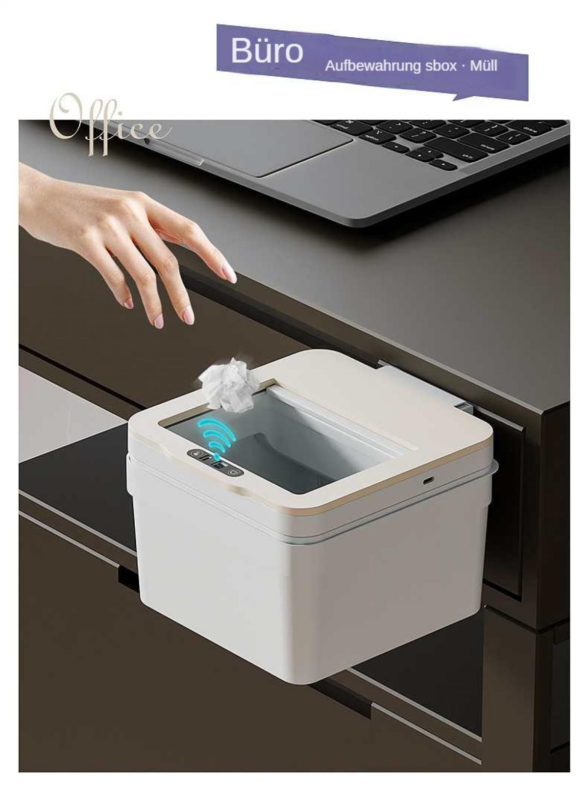 Eine Hand wirft zerknülltes Papier in einen weißen Mülleimer mit Sensor.