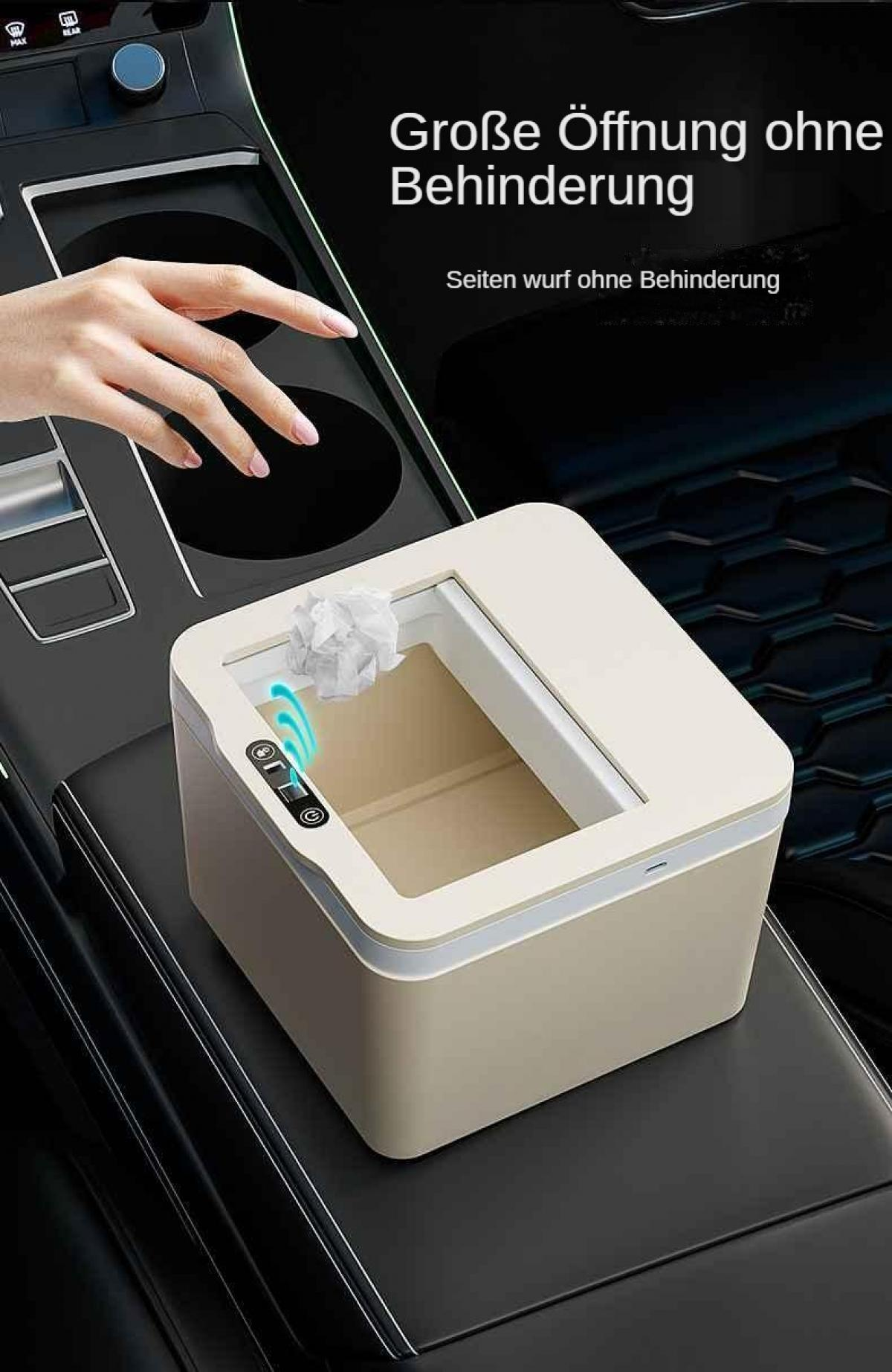Eine Hand wirft zerknülltes Papier in einen beigefarbenen Auto-Mülleimer.