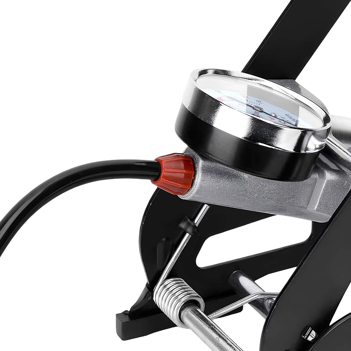 Nahaufnahme eines Fahrradpumpen-Manometers mit schwarzem Schlauch und rotem Anschluss.