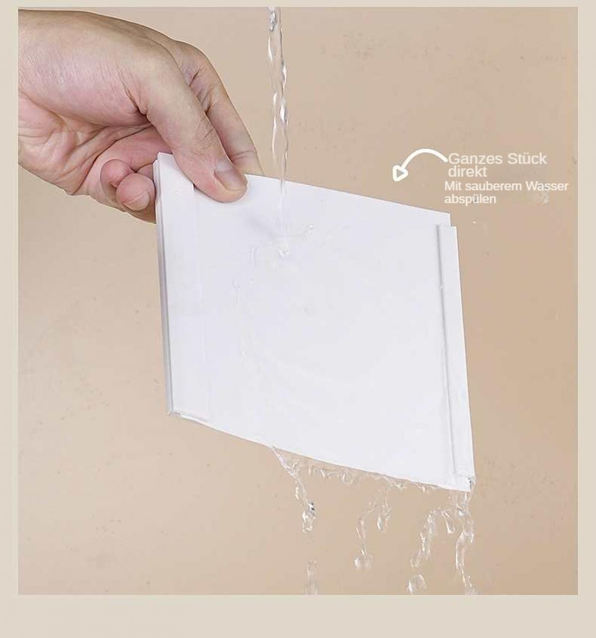 Hand spült weißes Objekt unter fließendem Wasser ab.