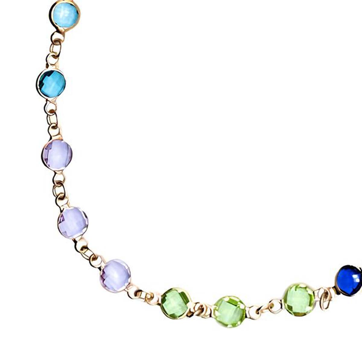 Eine goldene Kette mit runden blauen, lila und grünen Edelsteinen.