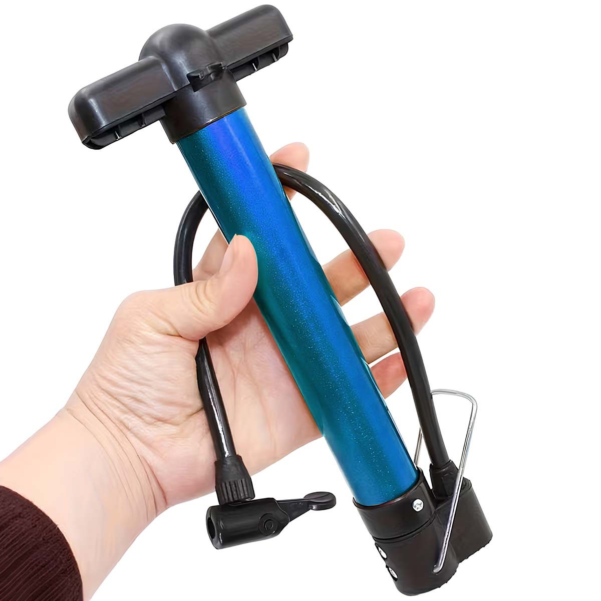Hand hält eine blaue Fahrradpumpe mit schwarzem Schlauch und Ventilanschluss.