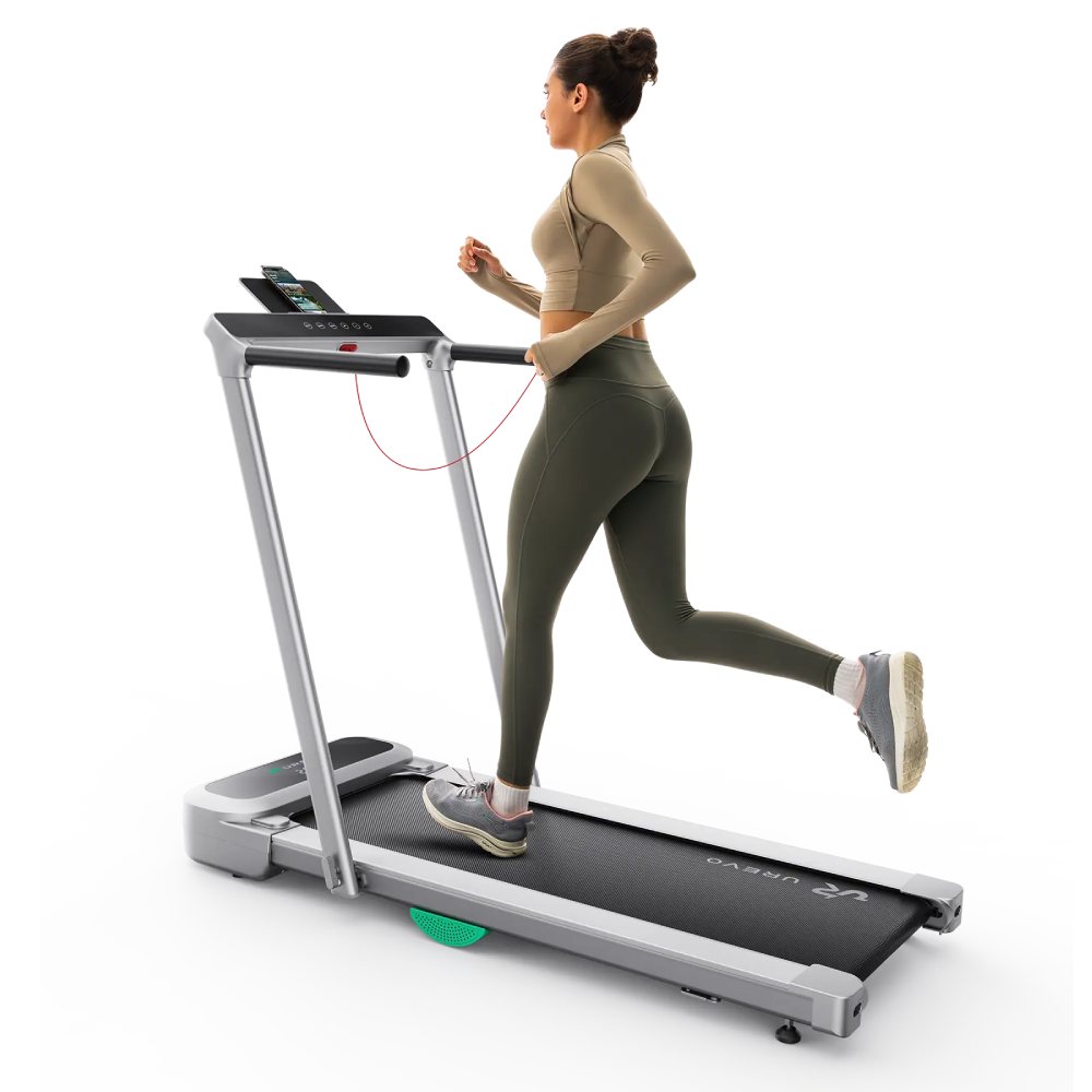 Kobieta w stroju sportowym biegnie na bieżni na białym tle.