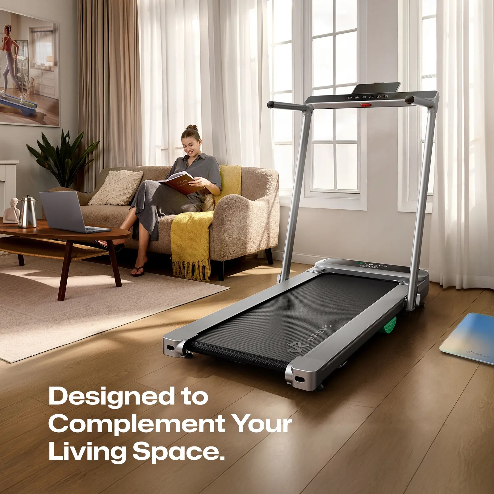 Kobieta czyta na sofie obok bieżni w nowoczesnym salonie.