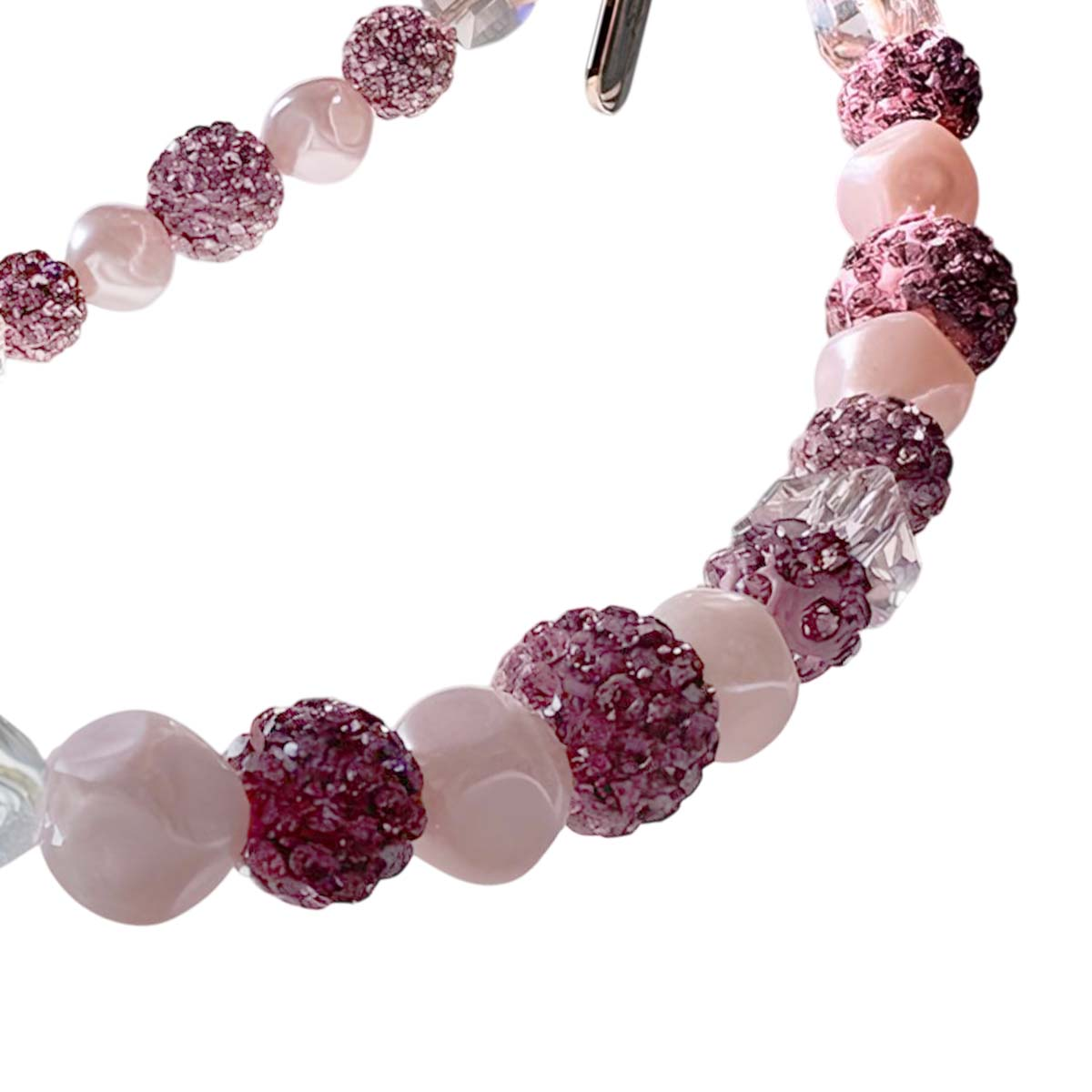 Un primo piano di una collana con perline rosa e palline scintillanti rosso scuro.