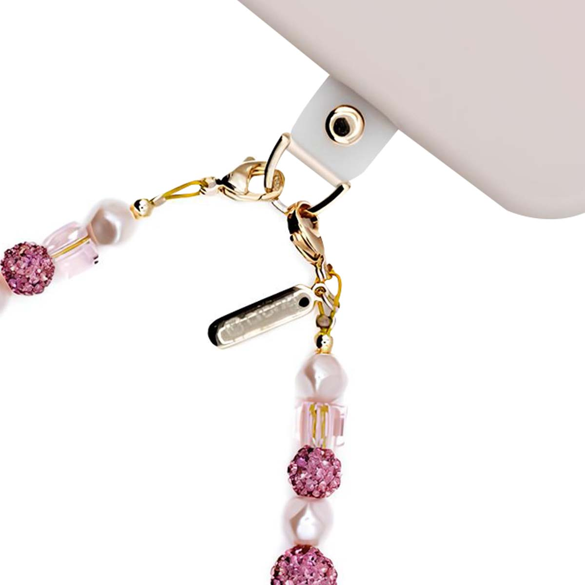 Un ciondolo di perle e sfere glitter rosa attaccato a un cinturino chiaro.