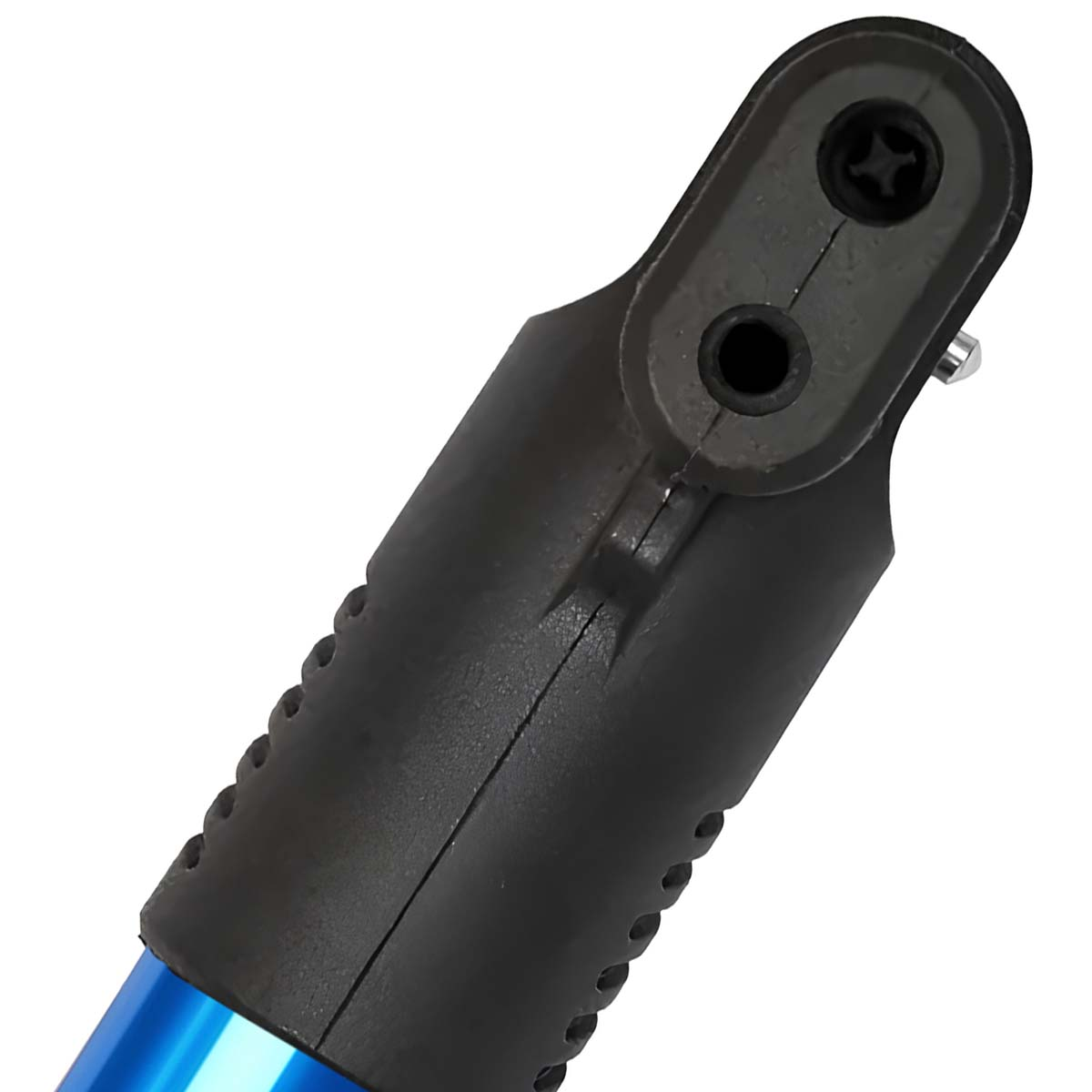 Nahaufnahme eines schwarzen Griffs mit zwei Öffnungen, einer blau lackierten Metallstange.