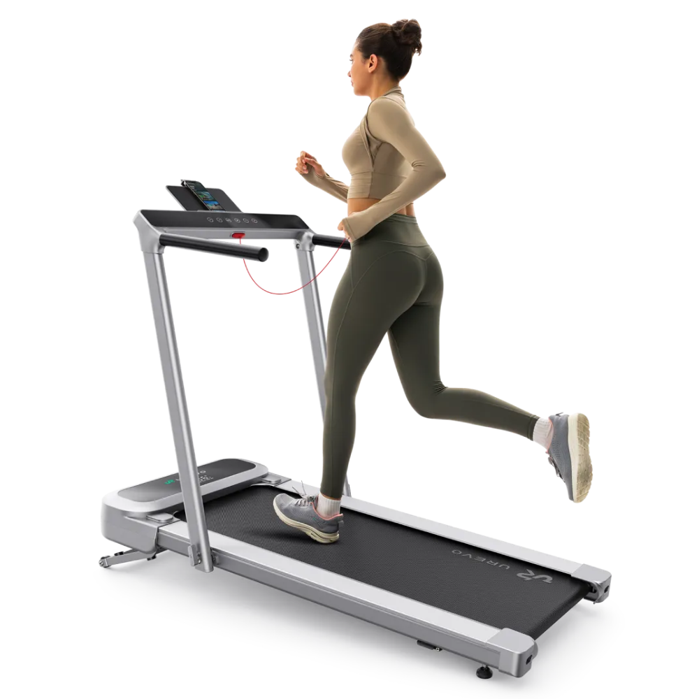 Kobieta w stroju sportowym biegnie na bieżni na białym tle.