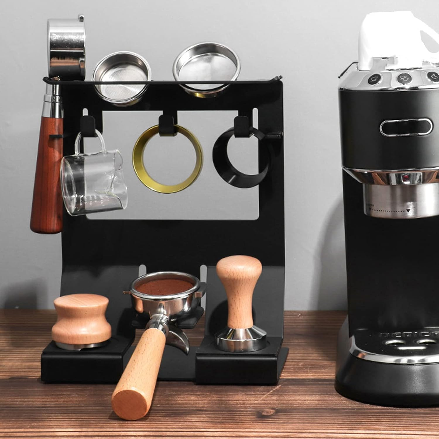 Espressomaschinenzubehör: Siebträger, Tamper, Tassenhalter und Kaffeemaschine.