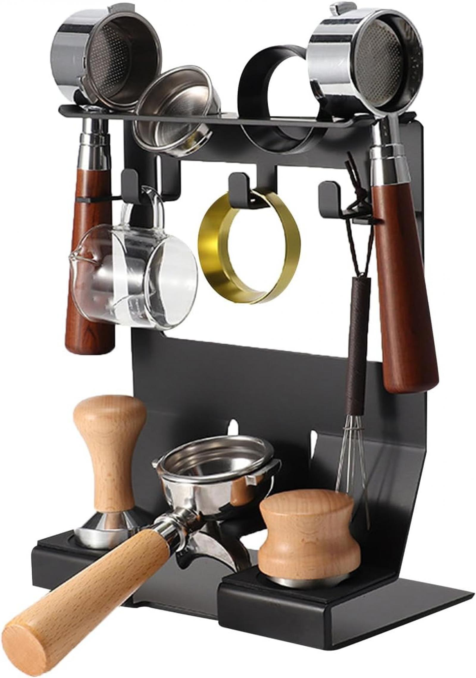 Ein schwarzer Ständer mit Kaffeezubehör, darunter Siebträger, Tamper und eine Tasse.