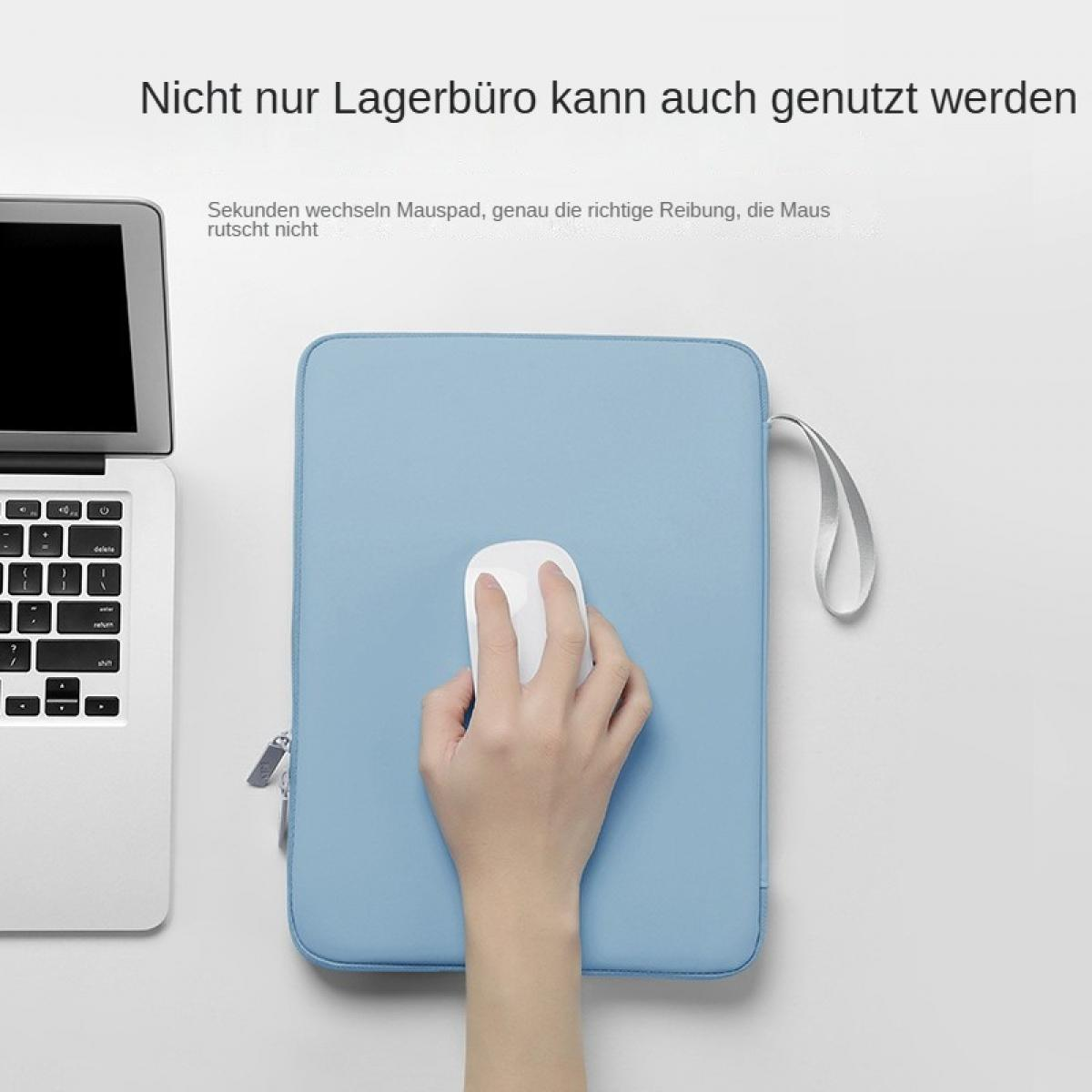 Eine Hand benutzt eine weiße Maus auf einem hellblauen Mauspad neben einem Laptop.
