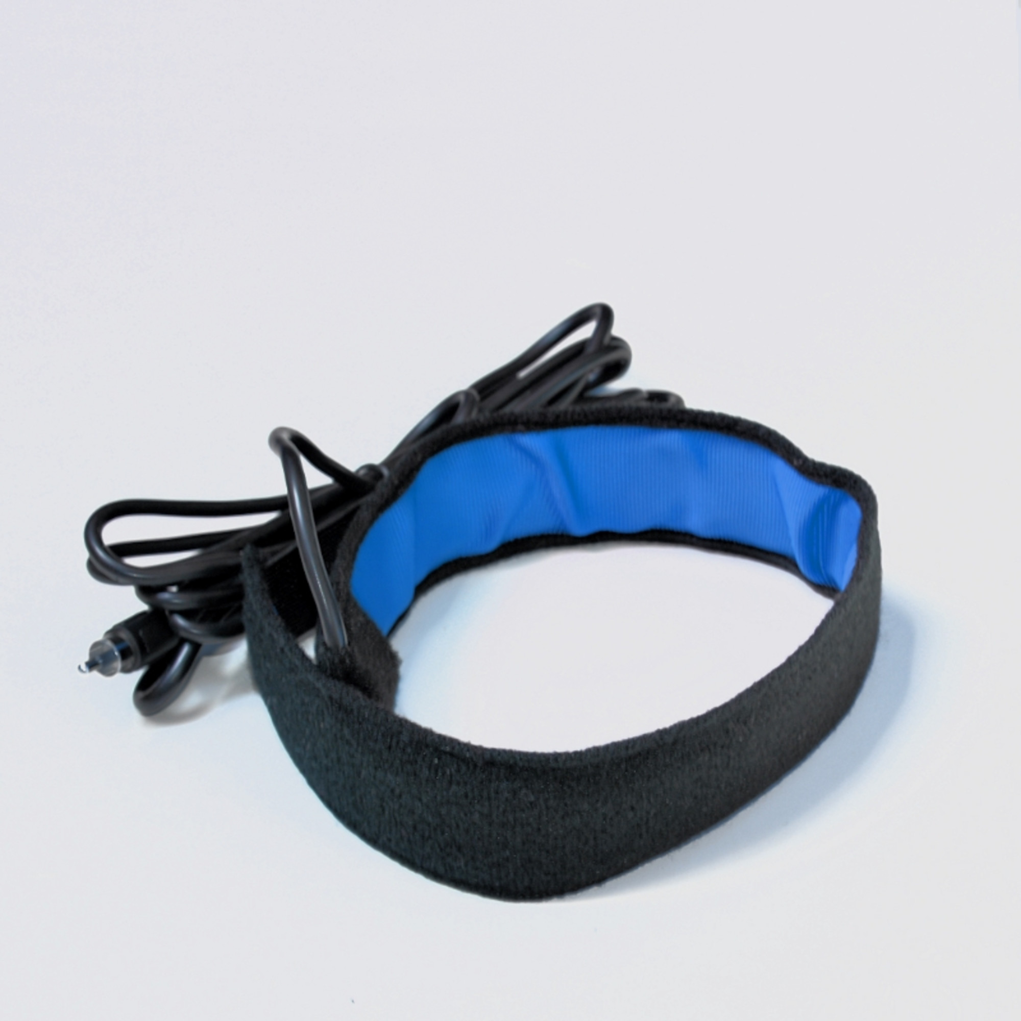 Schwarzes Armband mit blauem Innenfutter und Kabel auf weißem Hintergrund.