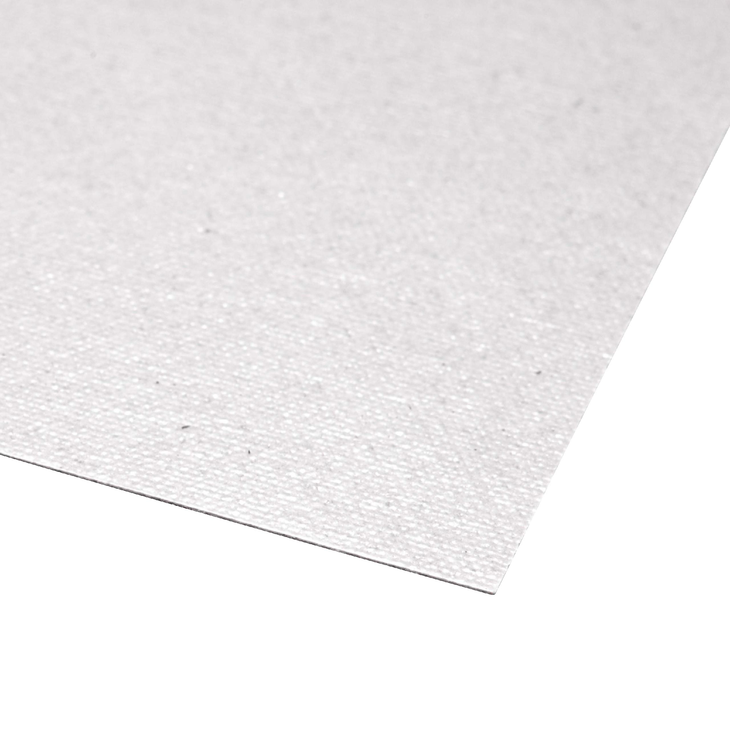 Eine weiße, texturierte Oberfläche mit diagonalen Linien, isoliert auf weißem Hintergrund.
