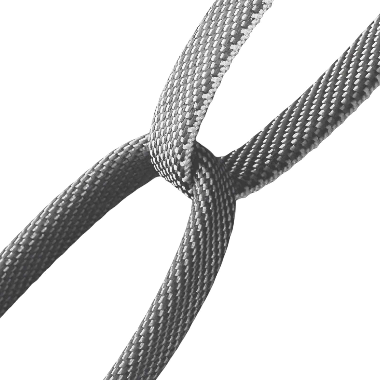 Deux cordes grises sont croisées. Une corde est à gauche, l'autre à droite.