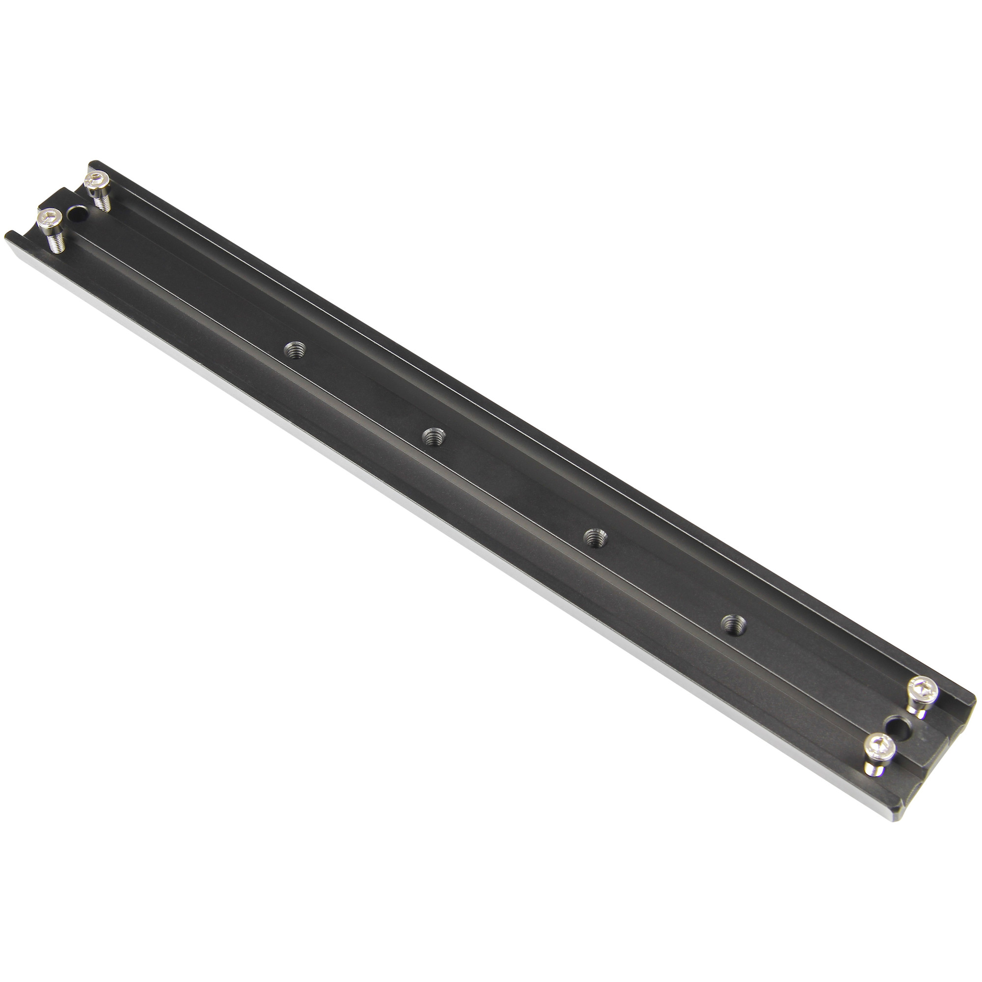 Eine schwarze Aluminium-Schiene mit Schrauben und Gewindelöchern auf weißem Grund.