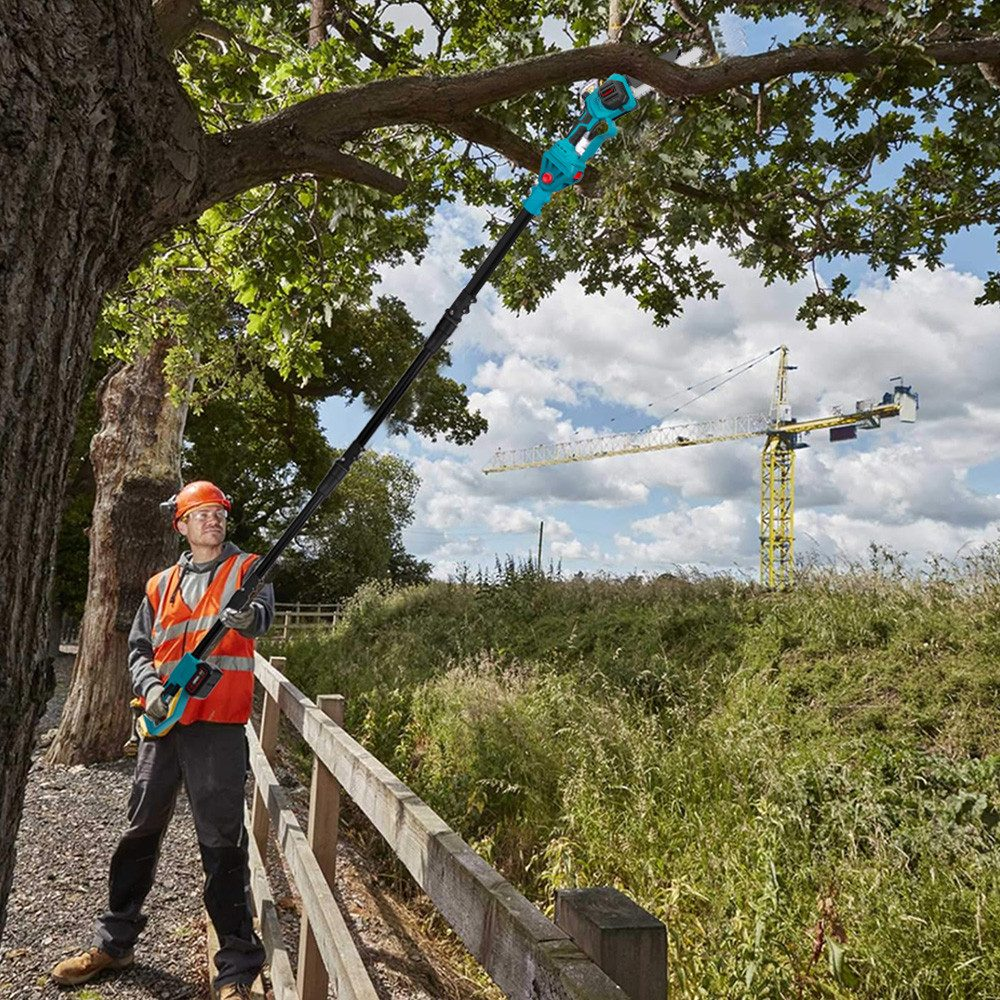 Hombre con podadora de pértiga poda árbol al aire libre; grúa al fondo.