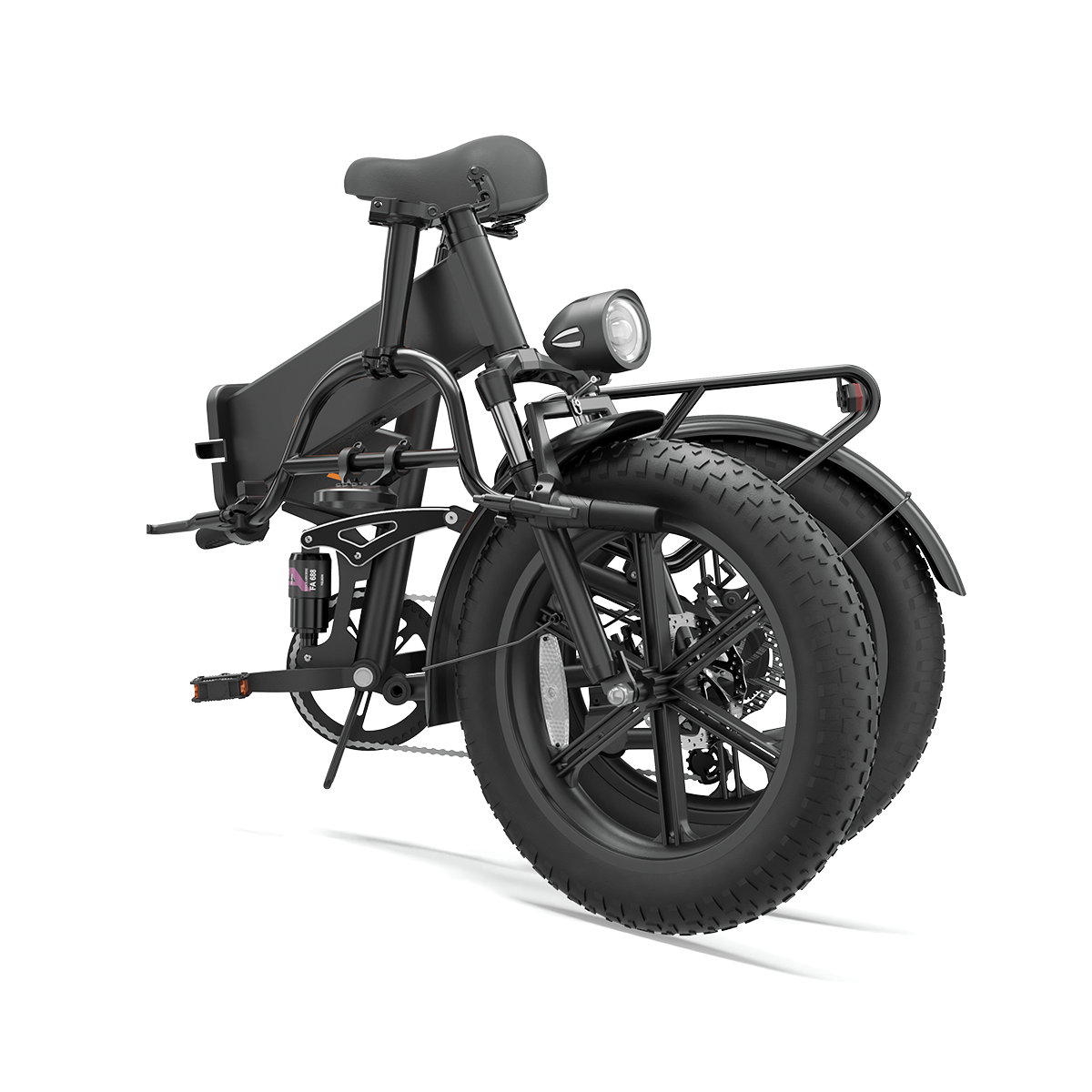 Czarny rower składany z grubymi oponami i bagażnikami.