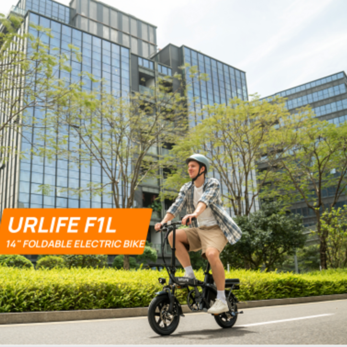 Mężczyzna jedzie składanym rowerem elektrycznym przed nowoczesnymi budynkami.