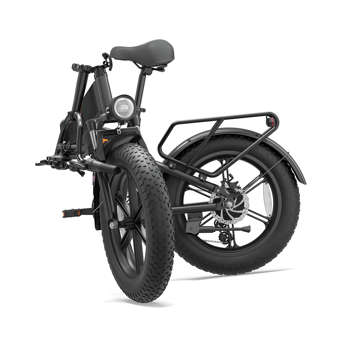 Czarny rower elektryczny z grubymi oponami i bagażnikiem, widok od przodu.