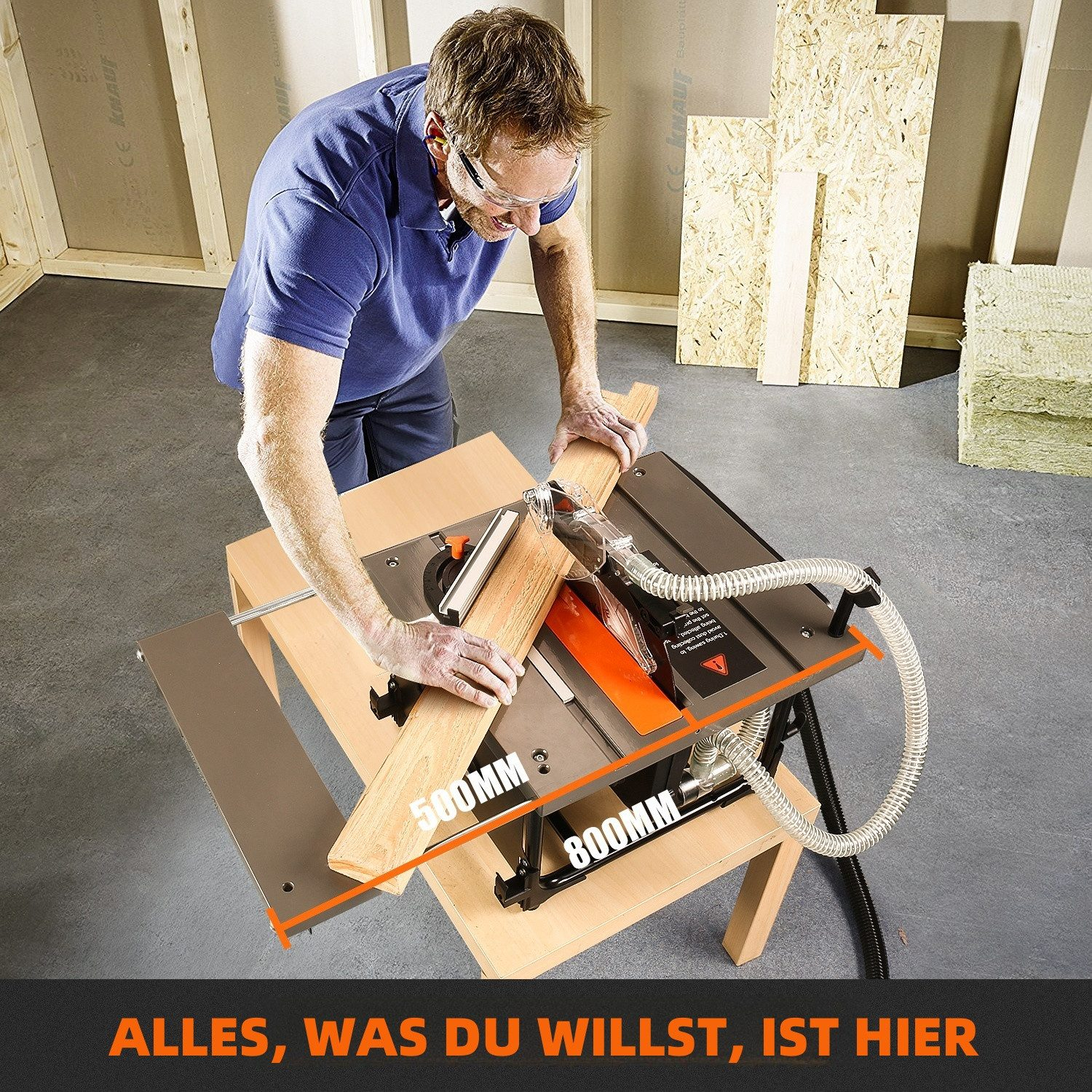 Mann schneidet Holz auf Tischsäge. Baustelle mit Platten und Dämmung.