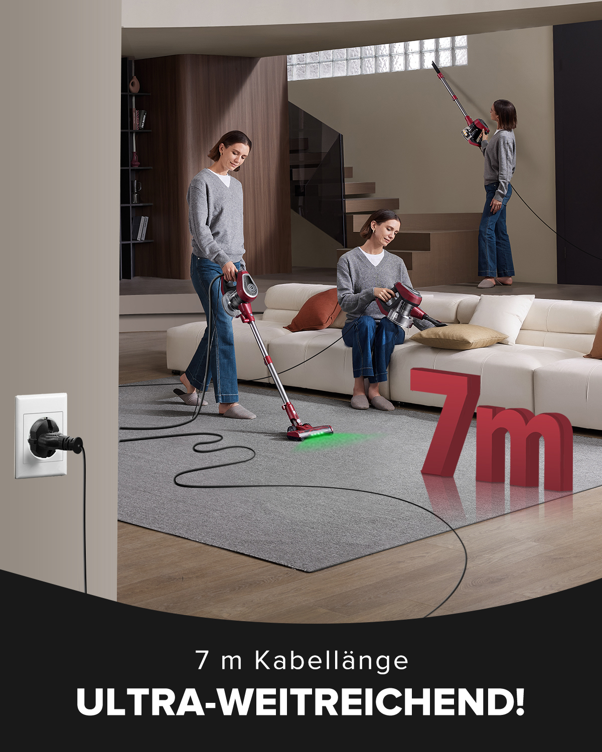 Drei Frauen saugen ein modernes Wohnzimmer mit einem roten Staubsauger.