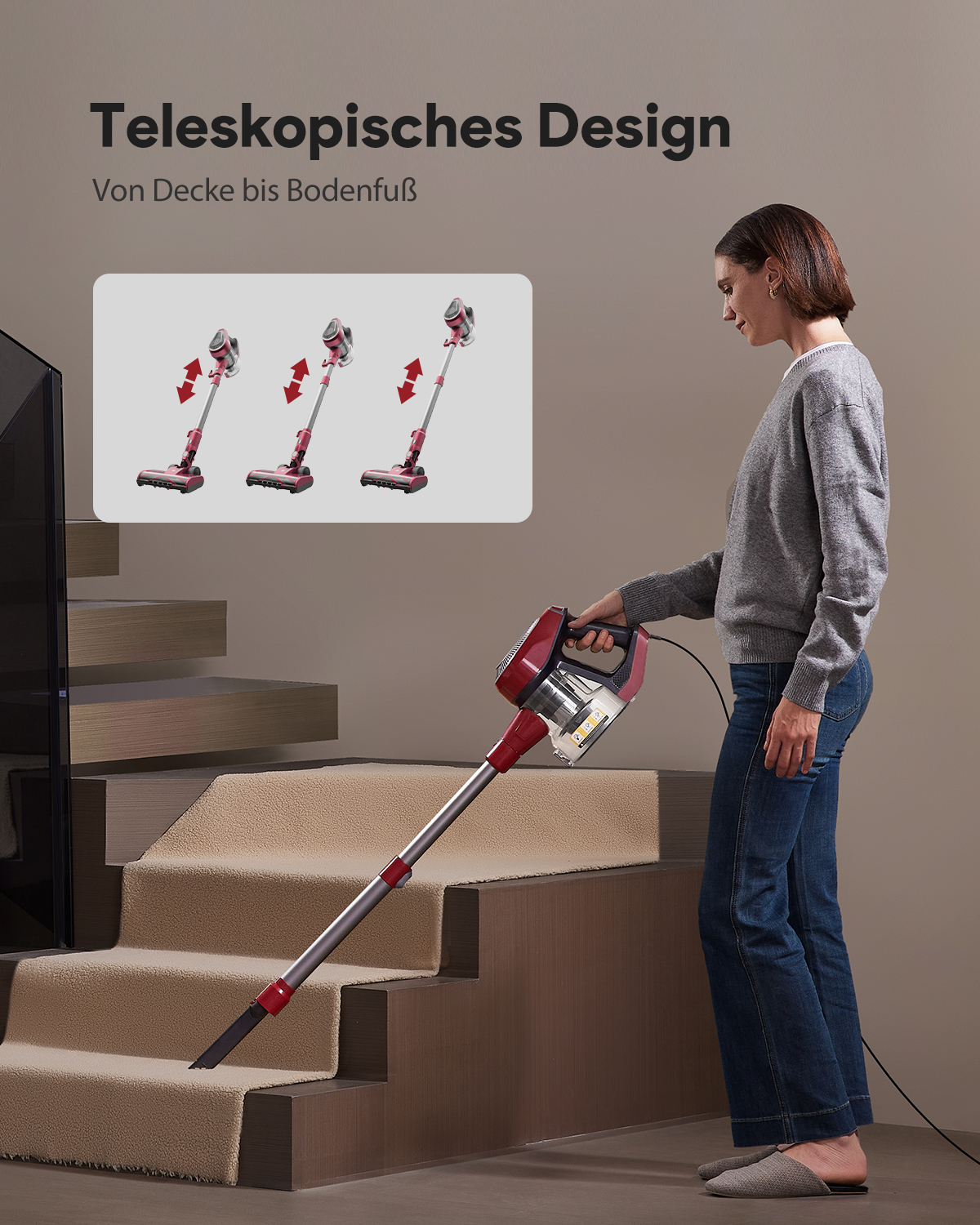 Eine Frau saugt eine beige Teppichtreppe mit einem roten und silbernen Handstaubsauger.