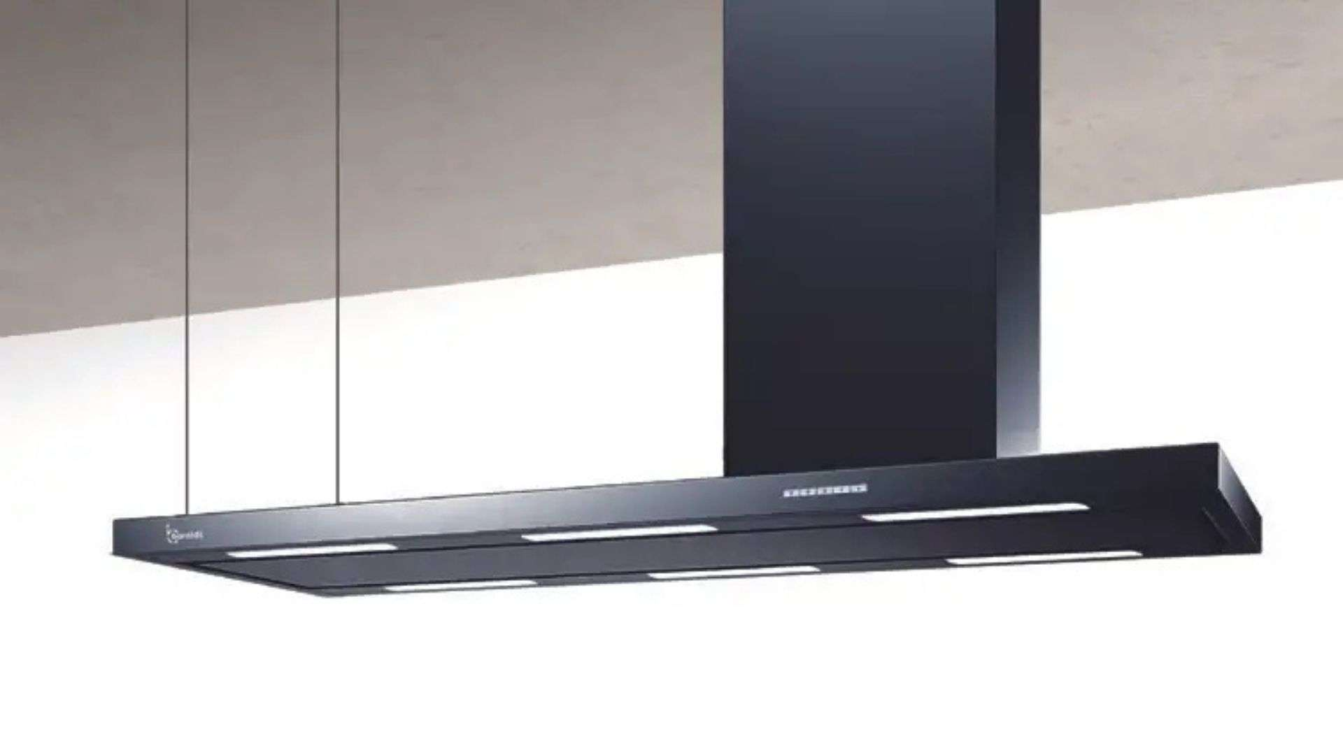 Cappa aspirante nera con luci appesa al soffitto.