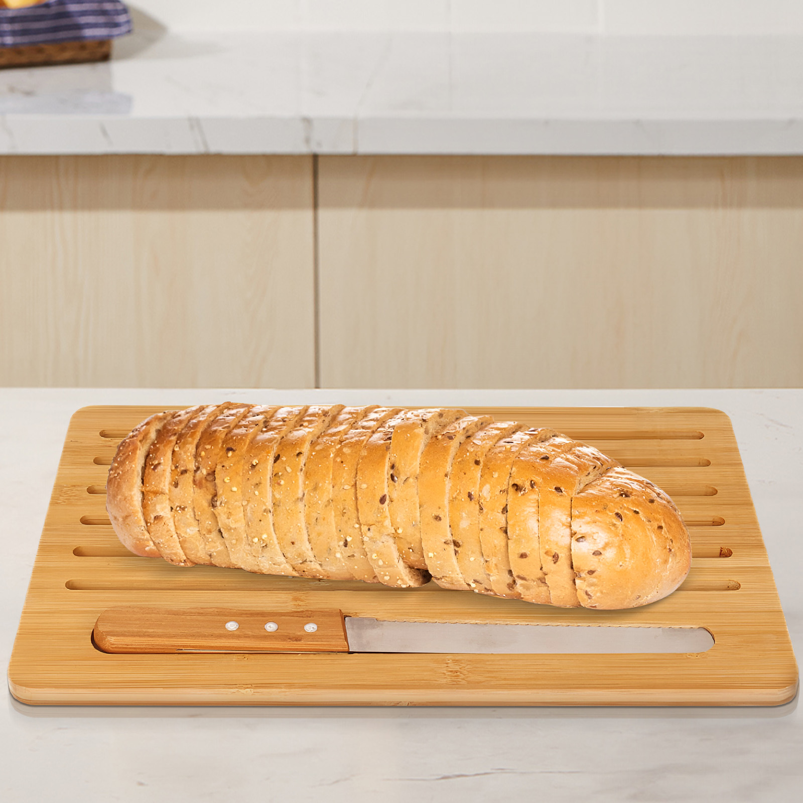 Una hogaza de pan rebanada sobre una tabla de cortar de madera con un cuchillo.