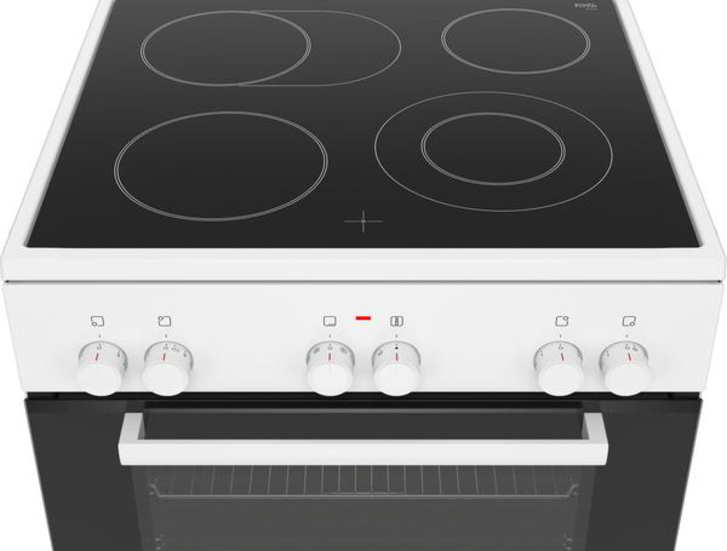 Fornello bianco con piano cottura nero, quattro fuochi e manopole.