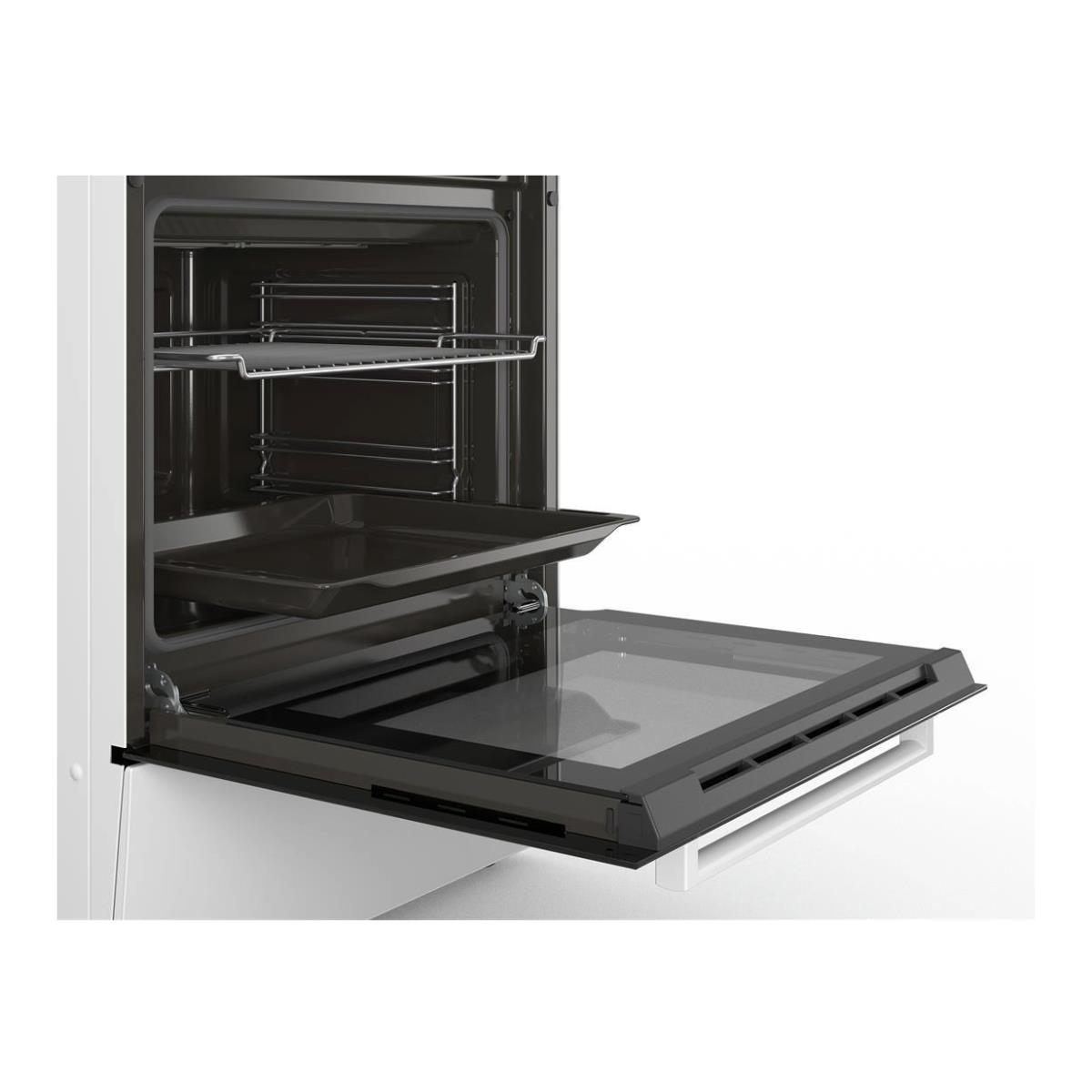 Un moderno forno bianco con la porta aperta e una teglia estratta.