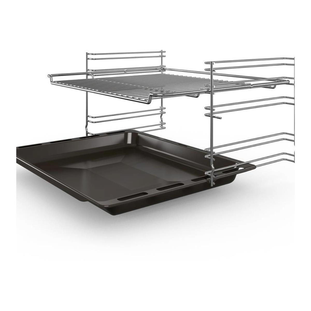 Una teglia da forno poggia su guide estraibili sotto una griglia del forno.