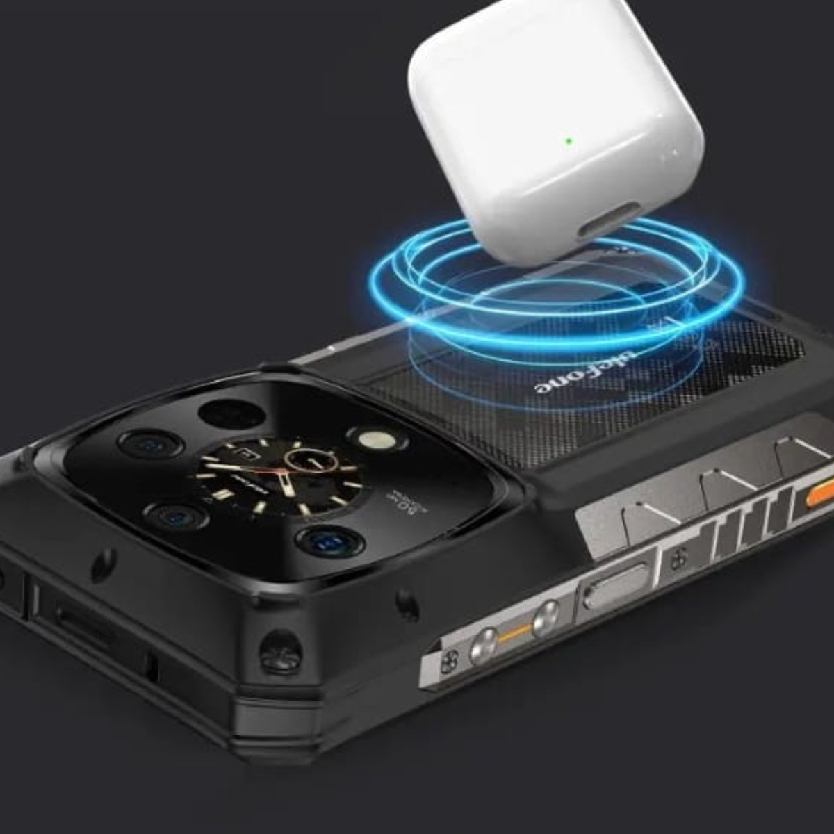 Czarny smartfon z dużym modułem aparatu, białym etui na słuchawki bezprzewodowe i niebieskimi pierścieniami ładowania.