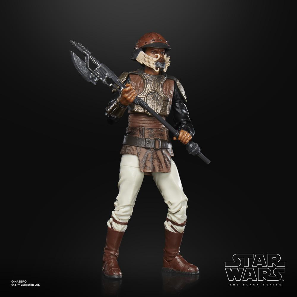 Action figure di Star Wars di un uomo con armatura marrone, pantaloni bianchi e stivali marroni.