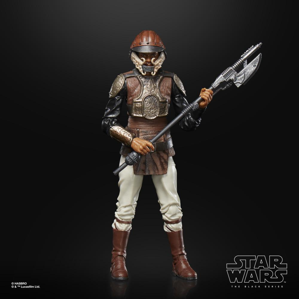 Action figure di un guerriero con elmo, armatura e un'arma a doppia lama.