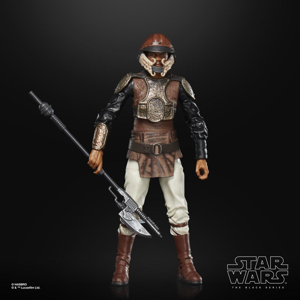 Action figure di Star Wars con elmo, armatura e lancia marroni.