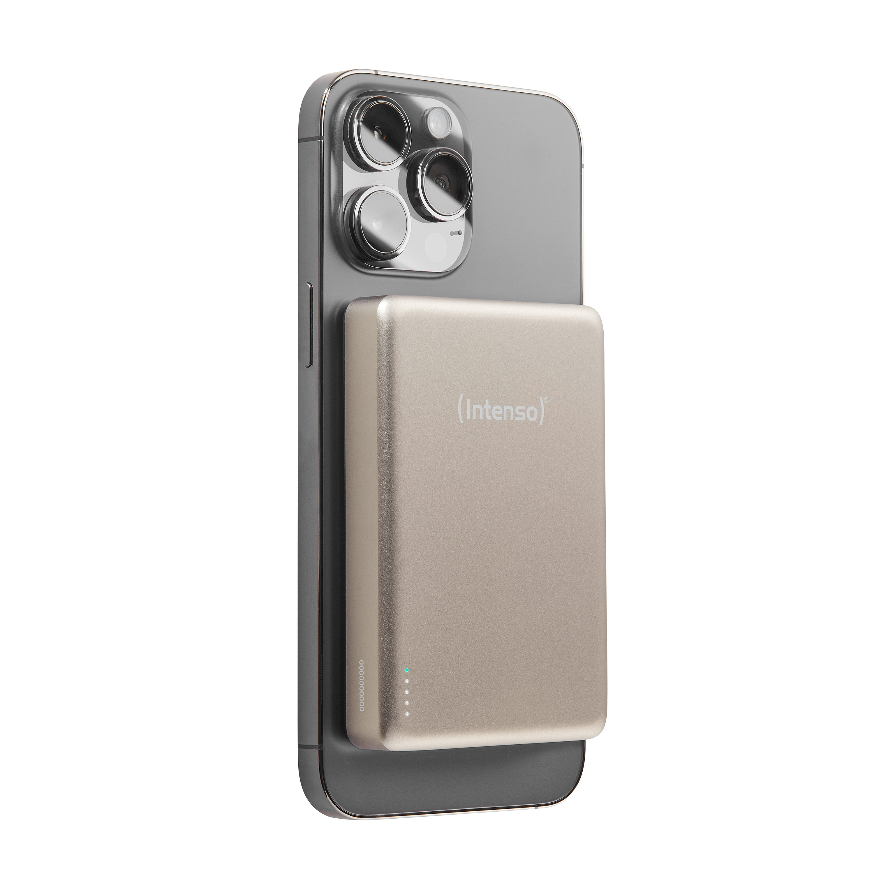 Uno smartphone argentato con un pacco batteria oro chiaro attaccato.