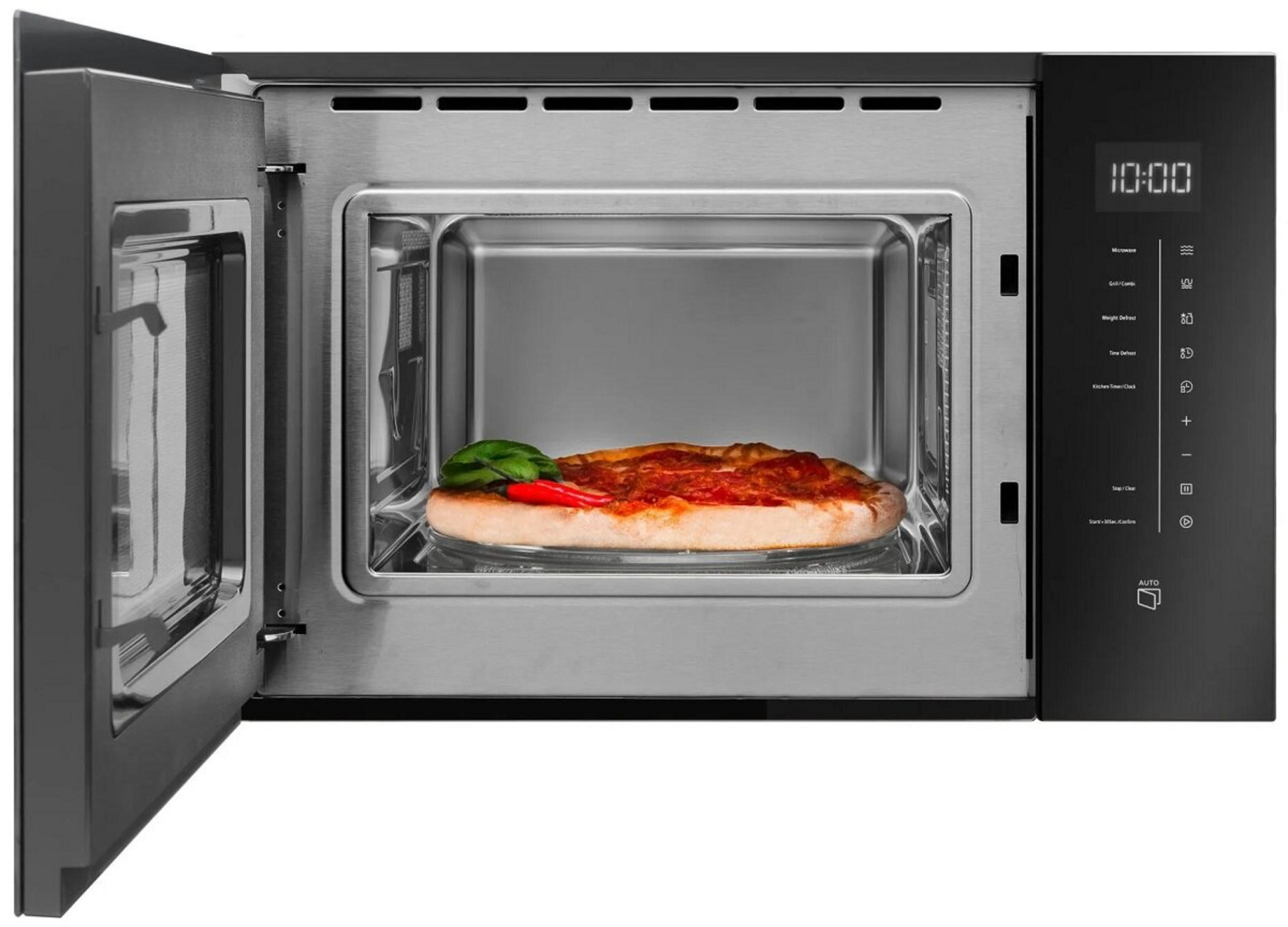 Otwarta mikrofalówka z pizzą, chili i bazylią na talerzu obrotowym.