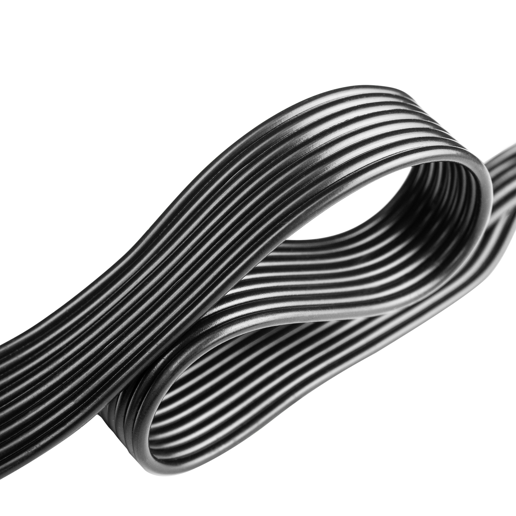 Cable plano negro doblándose en bucle con textura acanalada.