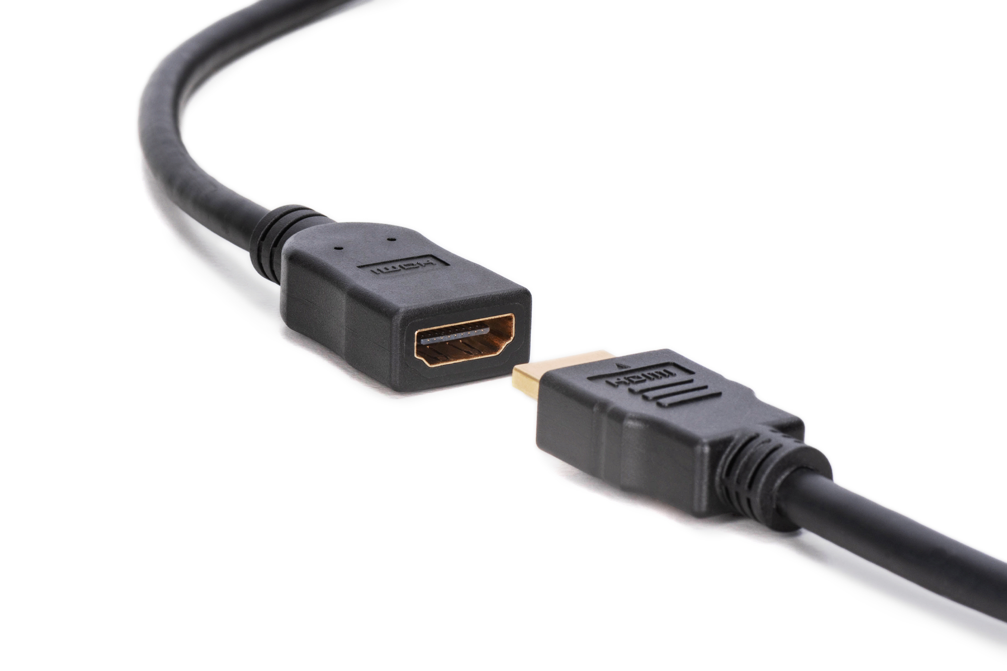 Un câble HDMI noir avec deux connecteurs qui ne se touchent pas.