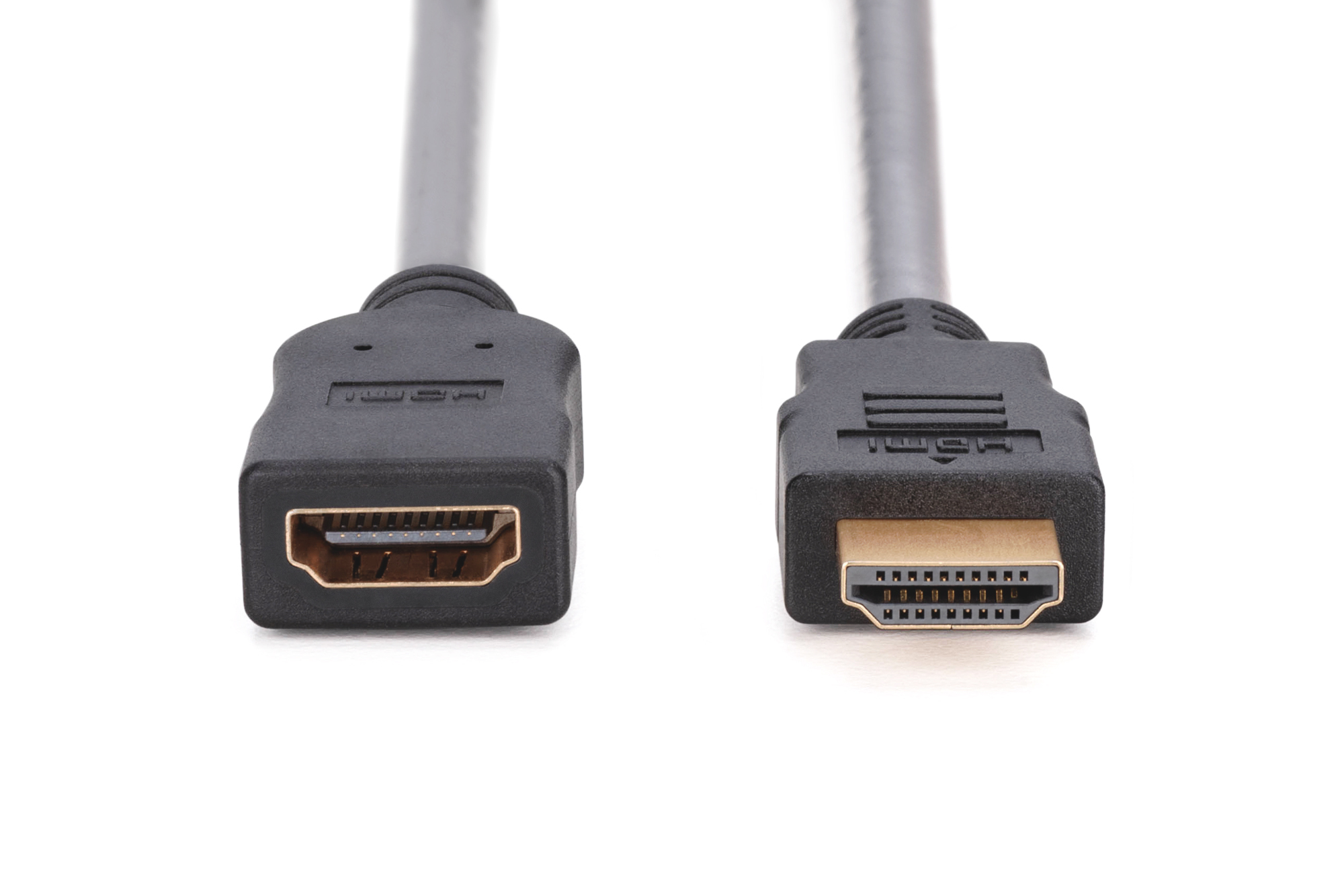 Deux connecteurs de câble HDMI, gros plan, axé sur les contacts dorés.