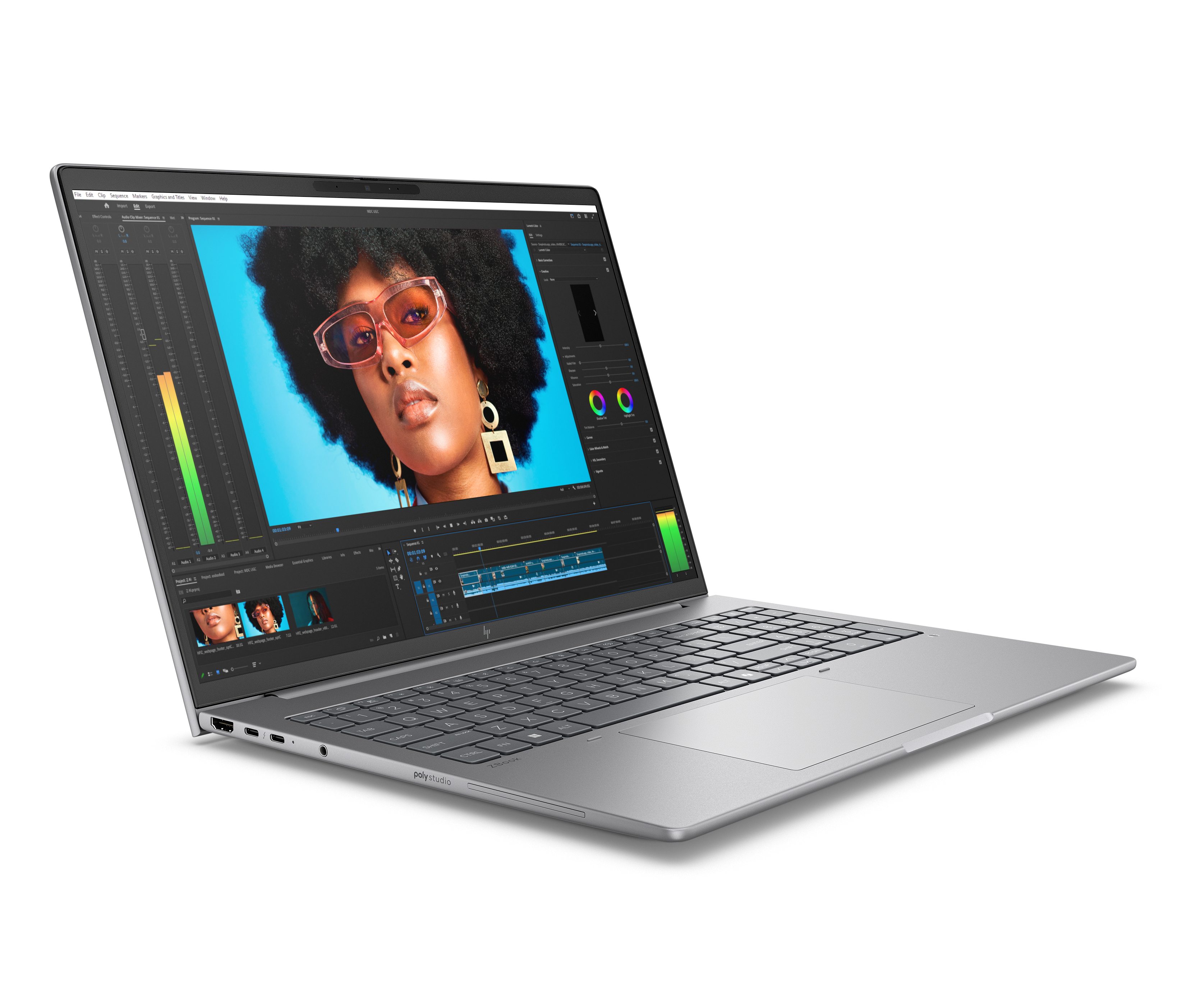 Een zilveren laptop met op het scherm het gezicht van een vrouw.